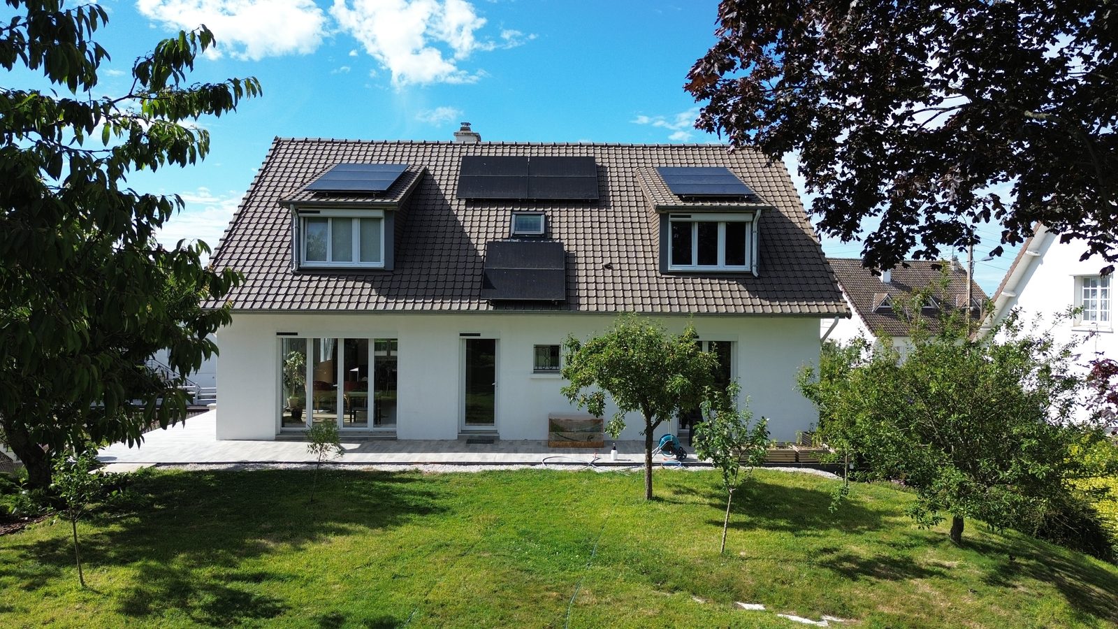 Vue de la maison et du terrain